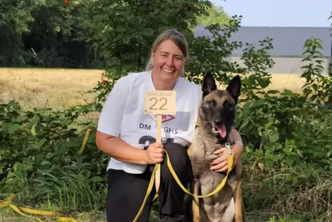 Katja Kober und Smiley strahlen nach 100 Punkten für die Fährte.