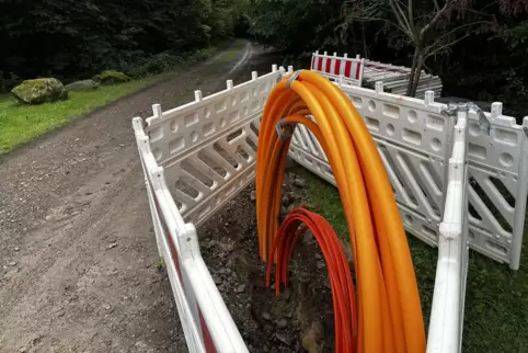 Werden in einer Stadt oder Gemeinde Glasfaser-Leitungen verlegt, dann sieht man solche „Kabel-Kringel“ an fast jeder Ecke. Manch