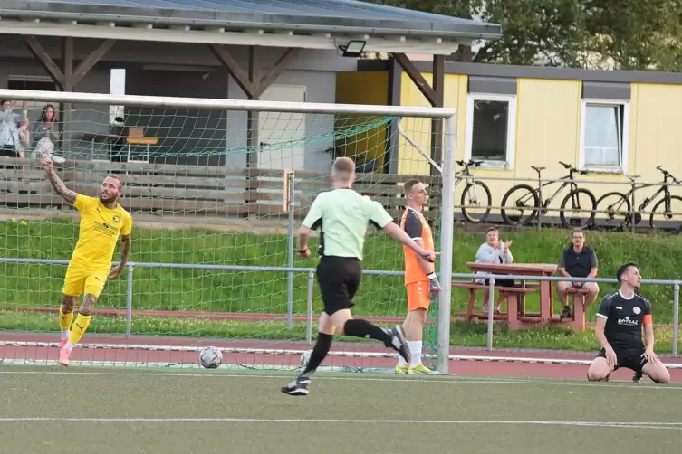 Die Vorentscheidung: Patrick Freyer (in Gelb) hat gerade auf 2:0 für Hermersberg erhöht. Rüssingens Kapitän Yasin Koc und Torhüt