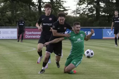 Geht zu Boden: Max Höflich vom SV Kirchheimbolanden. Hinter ihm Maximilian Lorenz vom SV Steinwenden, der ihn festhält.