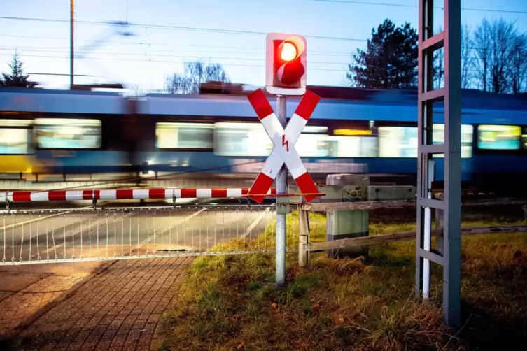 Die Seniorin hatte die Schranke umfahren und das Rotlicht ignoriert. 