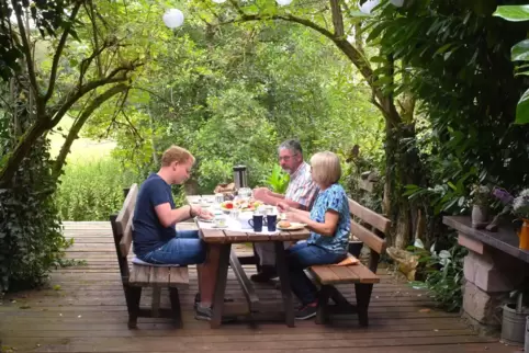 Auf der Holzterrasse sitzen Klaus Dockendorf (hinten rechts) und seine Frau Edna besonders gerne. Sie nennen sie „Lebensqualität