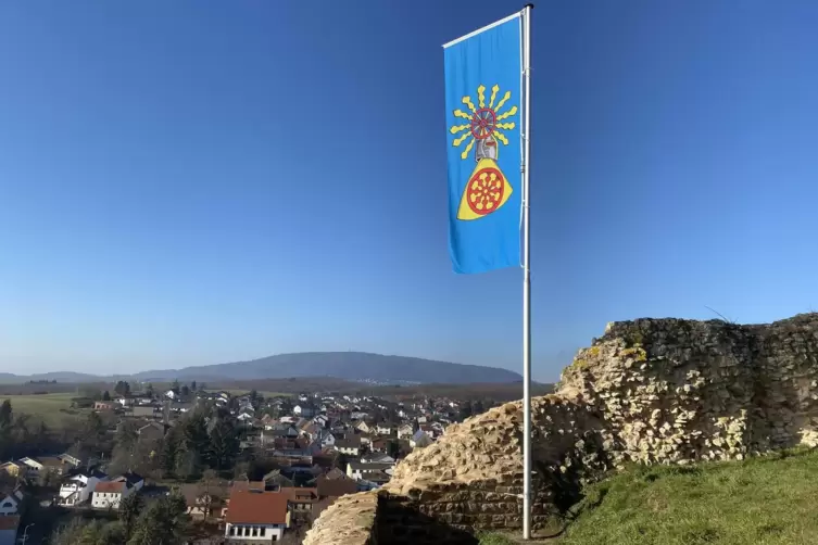 Die Fahne, die der Heimatverein auf der Burg zu besonderen Gelegenheiten hisst. Sie zeigt das Siegel Philipps von Bolanden aus d