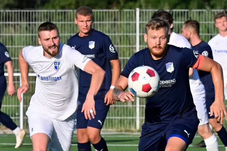 Der Deidesheimer Eric Veth (links) half im Mittelfeld aus (hier gegen SV-Kapitän Daniel Evrard).