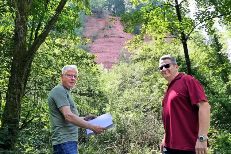 Auf dem Foto zeigen Wolfgang Würmell (links) und Revierleiter Günter Benkel die Stelle, an der künftig eine Hinweistafel auf die