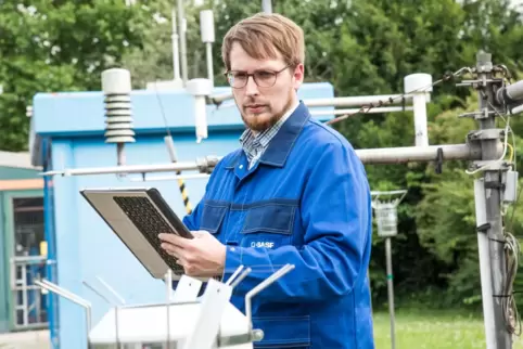 Max Bangert wertet die Daten der Wetterstation aus. 