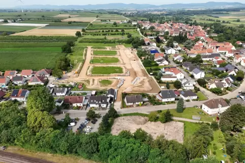 Das Neubaugebiet Im Kirschgarten in Winden. Die Hochwassertrasse verläuft auf der rechten Seite und mündet im Versickerungsberei