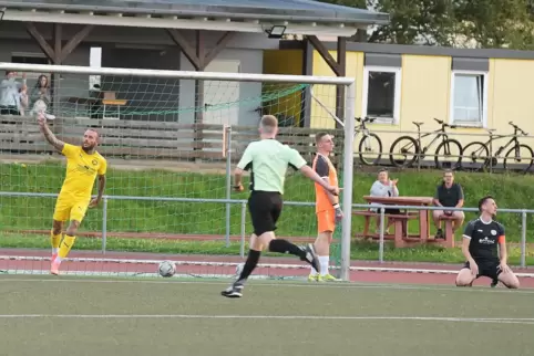 Die Vorentscheidung: Patrick Freyer (in Gelb) hat gerade auf 2:0 für Hermersberg erhöht. Rüssingens Kapitän Yasin Koc und Torhüt