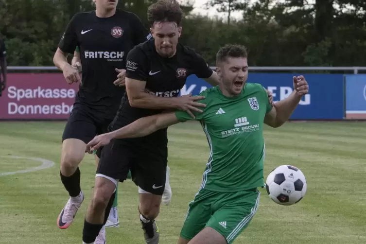 Geht zu Boden: Max Höflich vom SV Kirchheimbolanden. Hinter ihm Maximilian Lorenz vom SV Steinwenden, der ihn festhält.