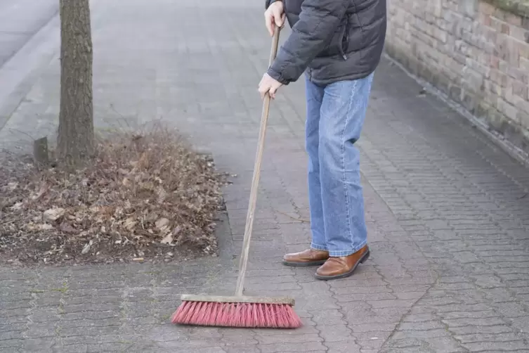 Noch kehren an vielen Stellen in der Stadt die Anlieger. Das soll sich ab 2025 ändern. 