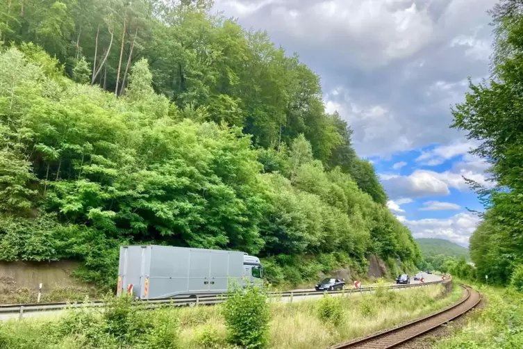 An der berüchtigten Felsnase bei Hauenstein soll kommendes Jahr mit dem Ausbau begonnen werden. Oben im Hang werden künftig zwei