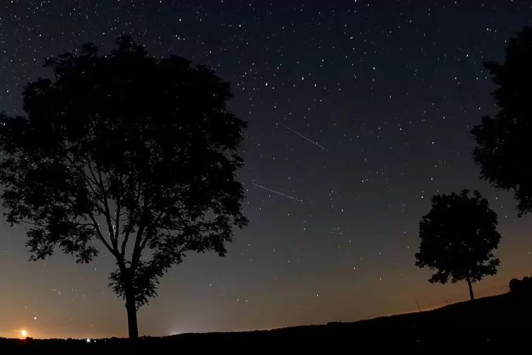 Lichter am Abendhimmel: RHEINPFALZ-Leser erfahren, was es damit auf sich hat. 