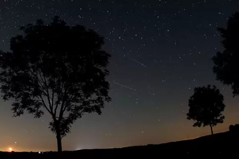 Lichter am Abendhimmel: RHEINPFALZ-Leser erfahren, was es damit auf sich hat. 