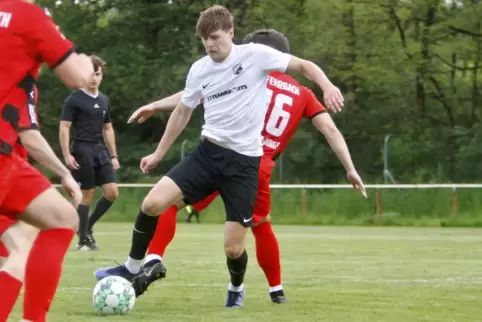 Im zweiten Ligaspiel soll es für sein Team mit dem ersten Sieg klappen: Nils Eckfelder vom TuS Schönenberg (im weißen Trikot).