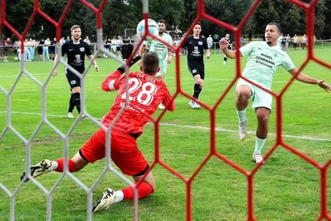 Armin Hazbija Mujevic (rechts) erzielte in Neuhausen beim 6:3-Pokalsieg zwei Treffer, hier das Tor zum 1:1-Ausgleich.