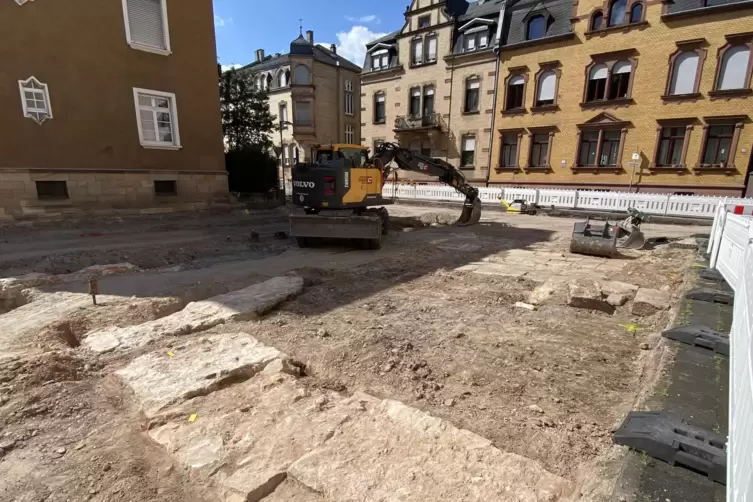 Diese Mauerreste gehören zur Burg. Was es mit dem Plattenbelag im Hintergrund auf sich hat, muss noch geklärt werden. 