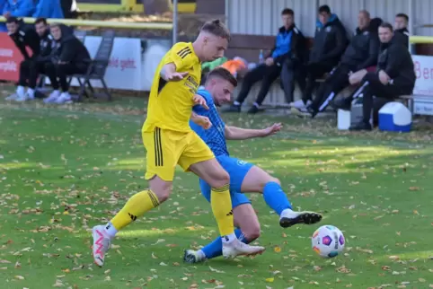 Experte im Drehen von Spielen: Thomas Meier (links) vom FV Dudenhofen, hier gegen Julian Hornetz (FC Karbach).