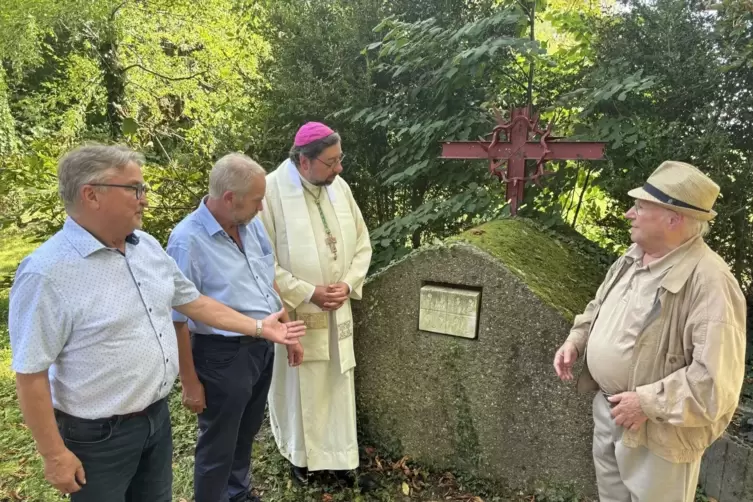 Gedenken an die Gefallenen der Kriege (v.li.): Reiner Hör, Theo Greichgauer, Bischof Jean-Pierre Delville und Autor Rudolf Kern.