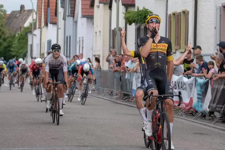 Der Klassiker vor einem Jahr: Leslie Lührs gewinnt im Massensprint. 