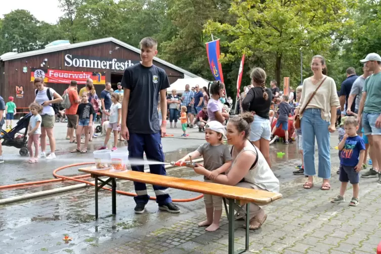 Wasserspiele für Kinder: Der Nachwuchs darf auch mal mit dem Schlauch hantieren. 