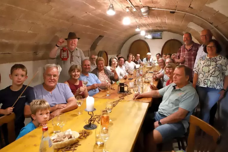 Die Runde fühlte sich im Weingut Kaufmann in Impflingen wohl. 