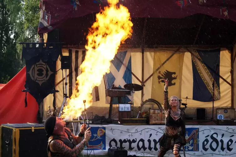 Eine beeindruckende Feuershow lieferte das Duo Braxas A aus dem sächsischen Erzgebirgskreis beim Mittelaltermarkt im Juli. 