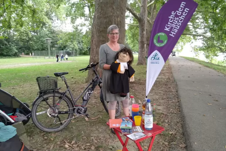 Pfarrerin Barbara Schipper und Frederick freuen sich auf der Parkinsel über gute Gespräche.