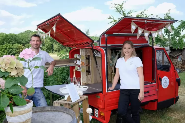 Jochen und Anna Brunner mit ihrer rollenden Sektbar.