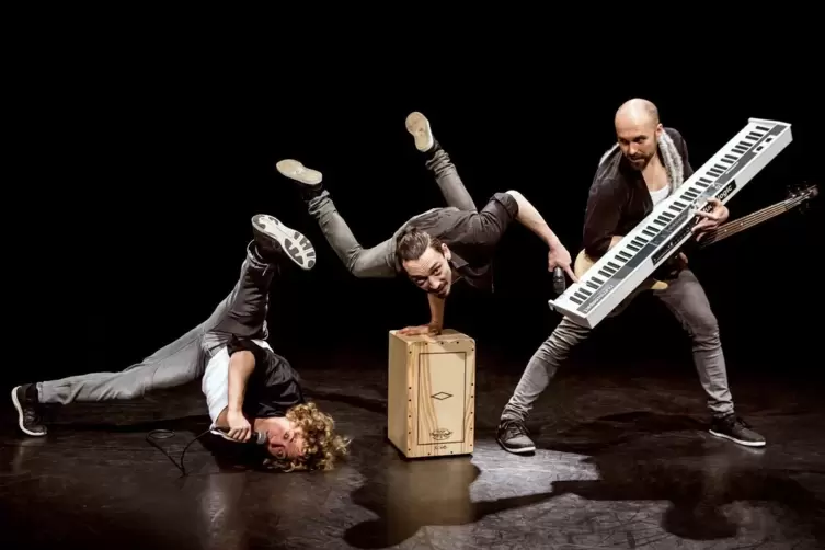 Die drei sehr biegsamen Männer von Tridiculous aus Berlin machen Musik mit Witz und Turnübungen, denn sie kommen vom Breakdance 