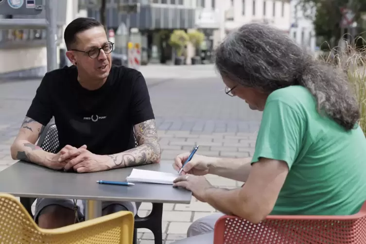 Fan, Fanbeauftragter, Pressesprecher, heute Leiter der Unternehmenskommunikation: Stefan Roßkopf – hier im Gespräch mit RHEINPFA