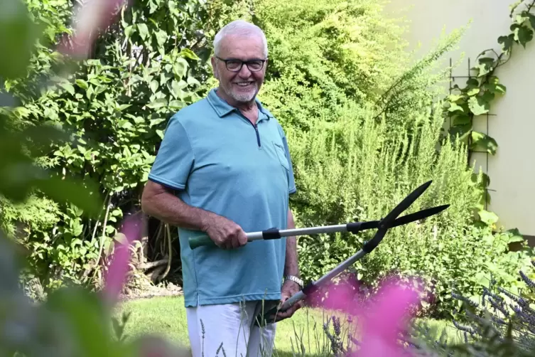 Rainer Schiffmann im heimischen Garten. Mit fast 80 Jahren verlässt er die große Bühne der Bobenheim-Roxheimer Politik.