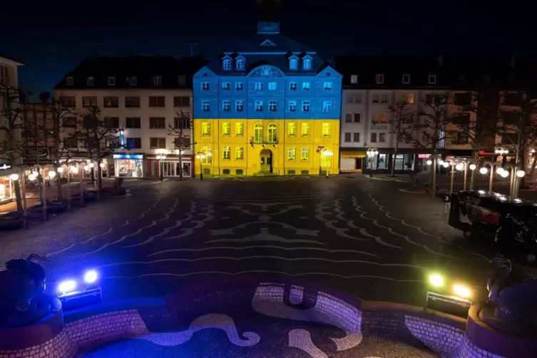 Zu Kriegsbeginn wurde das Alte Rathaus in Pirmasens in den Landesfarben der Ukraine bestrahlt. 