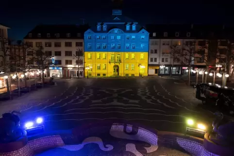 Zu Kriegsbeginn wurde das Alte Rathaus in Pirmasens in den Landesfarben der Ukraine bestrahlt. 