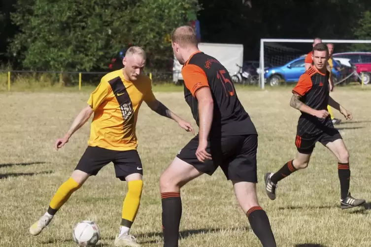 Die SpVgg Welchweiler, hier ein Zweikampf zwischen Denis Miller (links) und Glanbrückens Florian Kittel, will angreifen. 