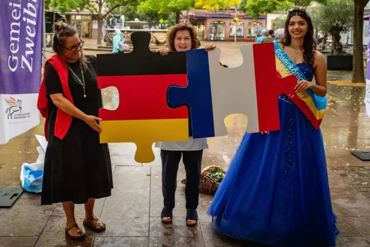 Vergangenes Jahr eröffneten Sandra Cleemann, Petra Stricker und Rosenkönigin Dilara I. (von links) mit zwei Puzzleteilen in Nati