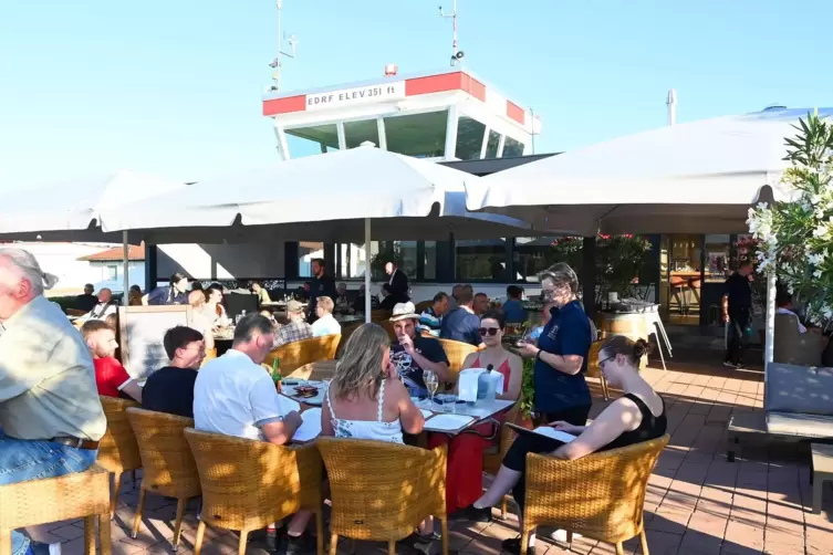 Im Hangar 1 kann man drinnen oder draußen Platz nehmen. Ein Teil des Außenbereichs ist wie in einem Wintergarten überdacht. 