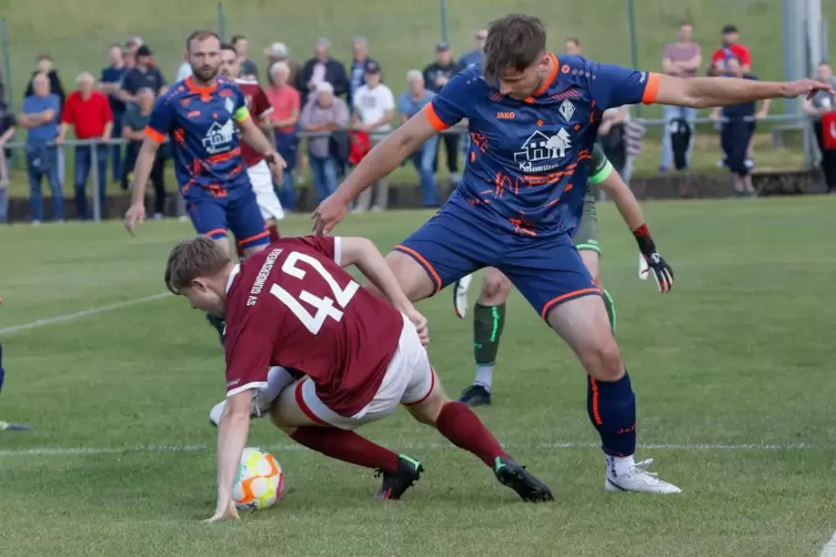 Der SV Gundersweiler, hier Sascha Steffes (links) gegen Tim Ecker vom VfB Waldmohr, ist motiviert. 