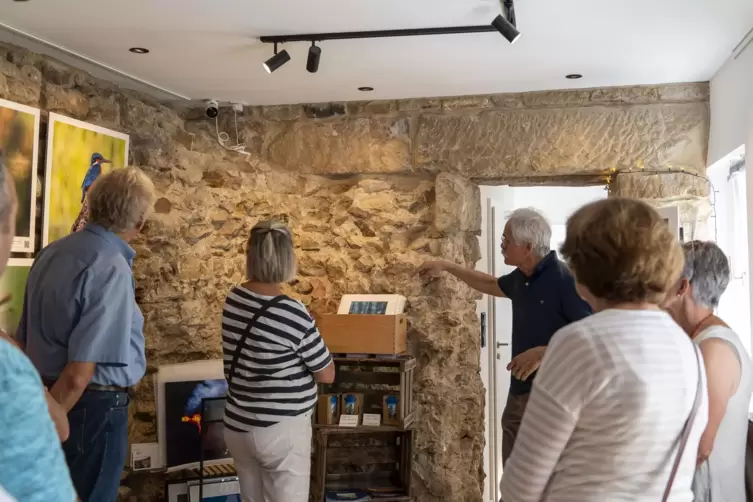 Im Innern des Anlehnhauses ist eine Wand des entdeckten Turmfragmentes erhalten. Architekt Rüdiger Seufert erläutert die Sanieru