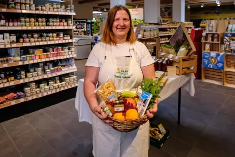 Im Leprima-Supermarkt gibt es nur Bio-Produkte. Mitarbeiterin Sophia Hoffmann präsentiert eine Auswahl.