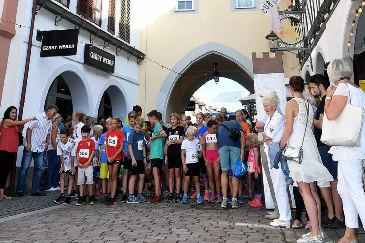 Traditionell wird das größte Fest in der Kleinen Residenz in jedem Jahr durch den Residenzfestlauf eröffnet.