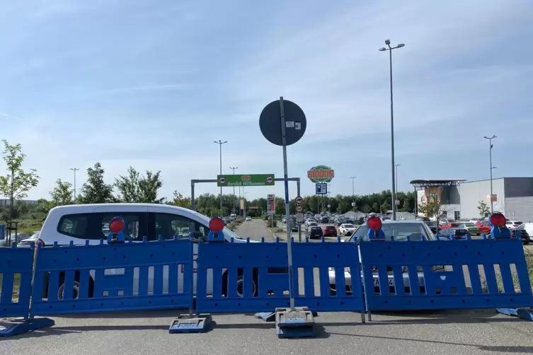 Kein Durchkommen: die abgesackte Ferdinand-Porsche-Straße unmittelbar vor einer der beiden Einfahrten zum Grünstadter Globus-Gel