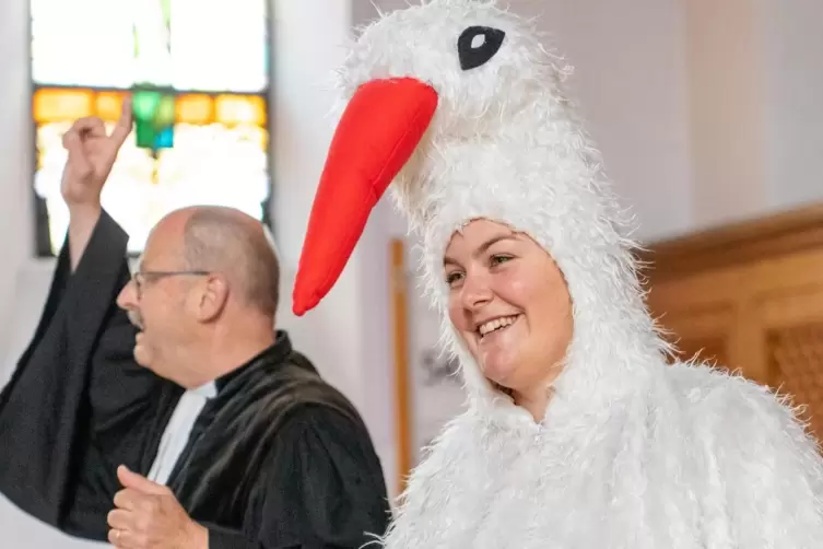 Besonderheiten gehören bei Pfarrer Oliver Böß dazu, beim Storchenfest schlüpfte beispielsweise Vikarin Mary Schellhaas in die Ro