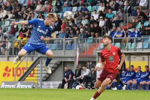 Immer dynamisch: FKP-Außenverteidiger Jonas Vogt (in Blau), hier mit Irfan Catovic vom FCK II.