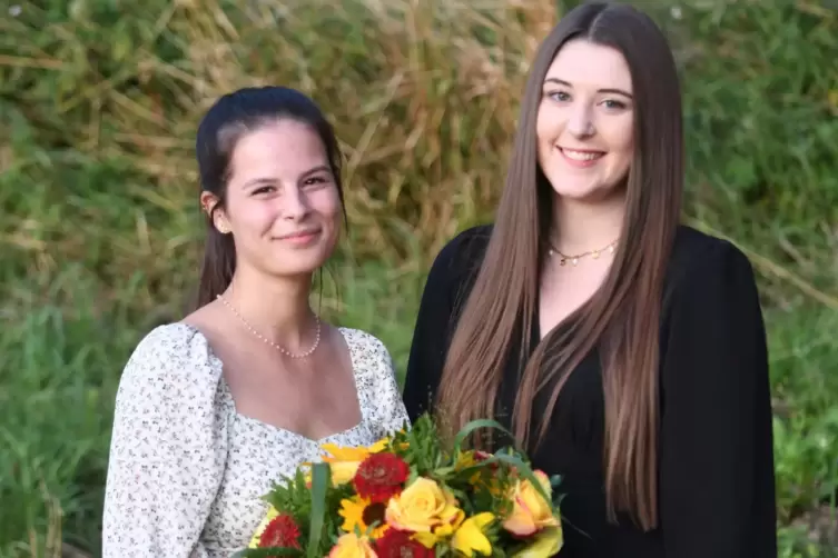 Auf eine schöne Zeit: Kuseline Jil Biedinger (rechts) war nach der Wahl auf Burg Lichtenberg die erste Gratulantin. Mariana Vare