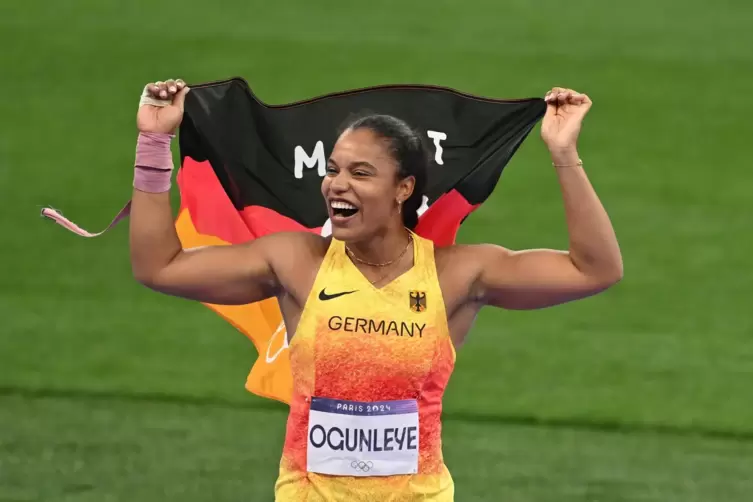 Die Olympiasiegerin Yemisi Ogunleye jubelt nach dem entscheidenden Stoß mit Deutschlandfahne.