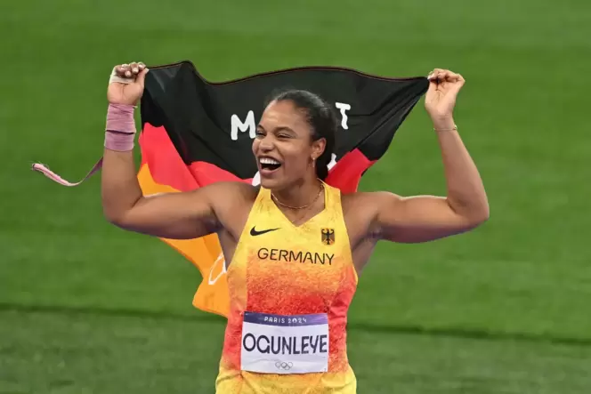 Die Olympiasiegerin Yemisi Ogunleye jubelt nach dem entscheidenden Stoß mit Deutschlandfahne.