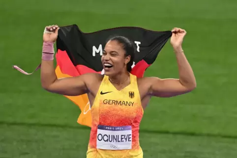 Die Olympiasiegerin Yemisi Ogunleye jubelt nach dem entscheidenden Stoß mit Deutschlandfahne.