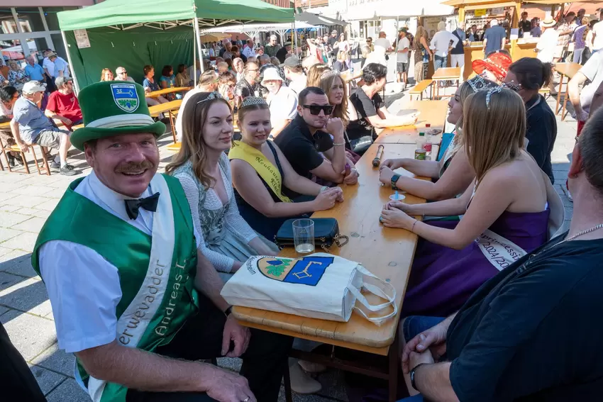 Voller Vorfreude erwarten die Menschen die Eröffnungsworte von Stadtbürgermeister Marc Muchow.