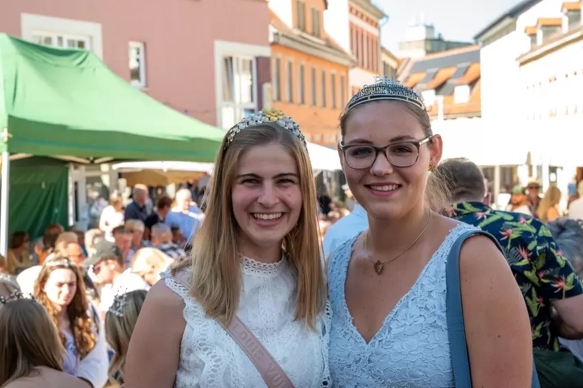 Hoher Besuch: Weinprinzessin Sarah Eid (links) von der Südlichen Weinstraße ist extra für das Weinfest in der Kleinen Residenz a