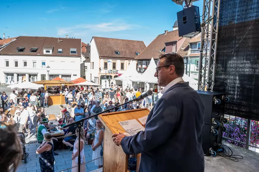 Es geht los: Stadtbürgermeister Marc Muchow betritt die Bühne am Römerplatz.